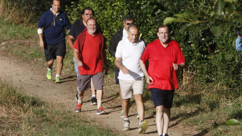 El presidente del Gobierno en funciones durante un paseo por la ruta del río Umia, situada en el municipio de Ribadumia  EFE/Salvador Sas