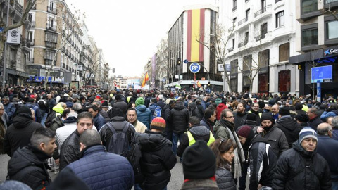 Los taxistas de Madrid se concentran en la calle Génova, frente a la sede del PP./ EFE