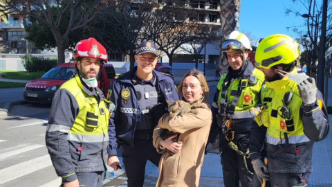 Los bomberos rescatan con vida a un gato ocho días después del incendio de Valencia