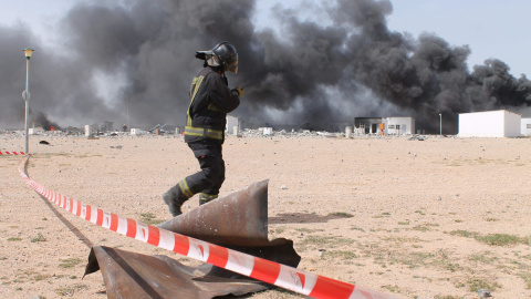 Fotografía facilitada por la Diputación Provincial de Zaragoza, de un bombero de la DPZ entrando ayer en la zona de la explosión en la Pirotecnia Zaragozana. EFE