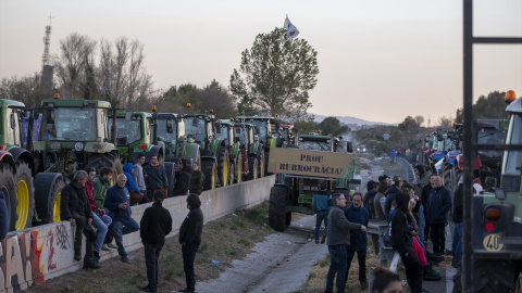 Algunos agricultores durante un corte de carretera en la autopista AP-7 a la altura de Pontós, el 29 de febrero de 2024, en Pontós, Girona, Catalunya (España).