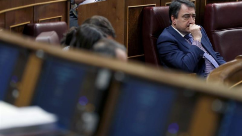 El portavoz del PNV, Aitor Esteban, esta tarde durante la celebración del pleno del Congreso de los Diputados. EFE/Javier Lizón