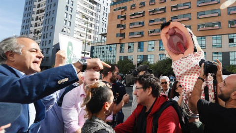 03/10/2019.- Tensión entre las personas, a favor de la acusación y en defensa de las acusadas, que se han concentrado hoy a las puertas del Juzgado en Sevilla. EFE/José Manuel Vidal