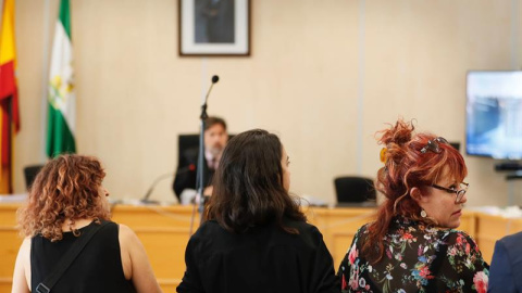 03/10/2019 - Vista de las tres mujeres que se enjuician para las que la Fiscalía solicita 3.000 euros de multa por un delito contra los sentimientos religiosos. / EFE- José Manuel Vidal