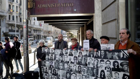 Miembros de la Plataforma de la Memoria Histórica se concentran en la puerta del Juzgado que ha citado a declarar como testigos a cinco miembros del Comisionado de la Memoria Histórica del Ayuntamiento de Madrid. EFE/Zipi