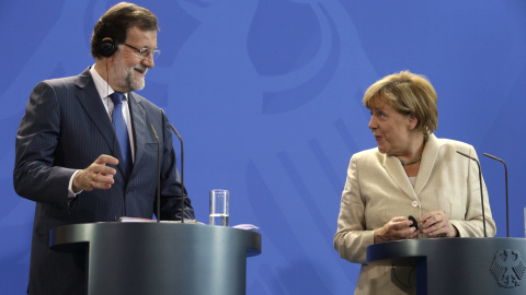 Mariano Rajoy y Angela Merkel al inicio de la comparecencia conjunta con motivo de su cumbre informal de dos días.- EFE