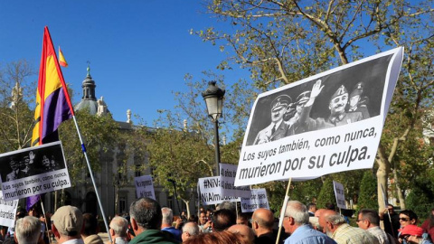 24/09/2019.- Varias personas en la concentración frente al Tribunal Supremo a la espera de la sentencia que avalaría la exhumación de los restos de Franco del Valle de los Caídos. EFE/ Fernando Alvarado