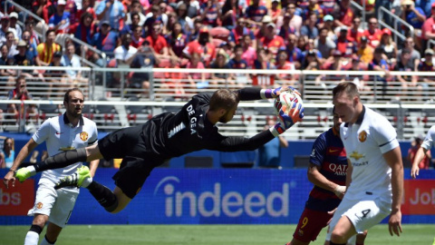 De Gea hace una parada en un partido amistoso de verano entre el Manchester United y el Barcelona. /AFP