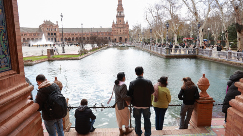 Turistas en la plaza de España de Sevilla el 26 de febrero pasado.