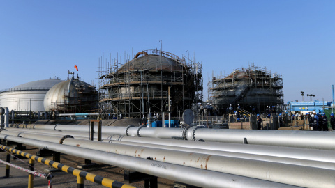 Obras de reparación de las instalaciones de la petrolera estatal saudí Aramco en Abqaiq, que fueron atacadas con drones el pasado septiembre. REUTERS/Hamad l Mohammed