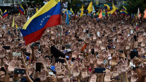 Mitin de oposición contra Nicolás Maduro en el que el presidente de la Asamblea Nacional de Venezuela, Juan Guaido, se declaró a sí mismo presidente interino del país | AFP