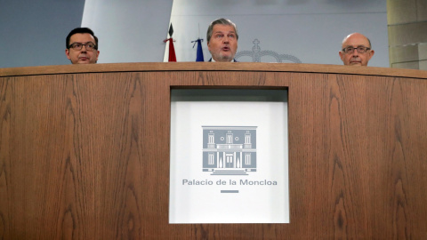 El ministro de Economía Román Escolano (i), el ministro Portavoz Iñigo Méndez de Vigo (c), y el ministro de Hacienda Cristóbal Montoro, durante la rueda de prensa posterior al Consejo de Ministros, celebrado en el Palacio de La Moncloa. EFE