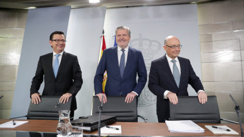 El ministro de Economía Román Escolano, el ministro Portavoz Iñigo Méndez de Vigo, y el ministro de Hacienda Cristóbal Montoro, durante la rueda de prensa posterior al Consejo de Ministros, celebrado en el Palacio de La Moncloa. EFE