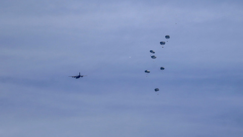 Un avión jordano lanza ayuda humanitaria al norte de la Franja de Gaza, el 1 de marzo de 2024.