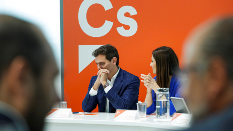 30/09/2019.- El presidente de Ciudadanos, Albert Rivera (i), junto a la portavoz nacional del partido, Lorena Roldán, al inicio de la reunión del Comité Ejecutivo nacional de la formación. / EFE - EMILIO NARANJO