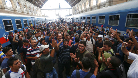 Cientos de personas protestan en la estación de Keleti, en Budapest. REUTERS