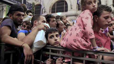 Un grupo de refugiados hace cola para conseguir un billete en alguno de los trenes que salen desde Budapest a otros lugares de Europa. REUTERS