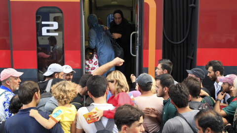 Cientos de refugiados consiguieron el lunes acceder a varios de los trenes que partían desde Budapest a otras ciudades europeas. REUTERS