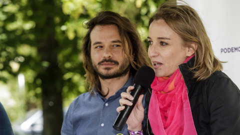 Tania Sánchez junto junto a Miguel Vila. (EFE)