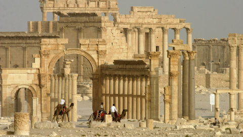 Columnas y el antiguo Templo de Bel, en la ciudad milenaria siria de Palmira, en una imagen de 2009. REUTERS/Gustau Nacarino