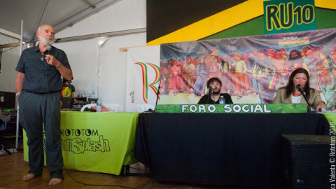 El profesor Éric Toussaint, el periodista Alberto Pradilla, y la expresidenta del Parlamento griego y fundadora del partido Course to Freedom, Zoé Konstantopoulou, en el Foro Social del Rototom Sunsplash. ROTOTOM 2016/ LUCA VALENTA