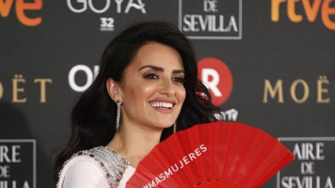 Penelope Cruz posa con uno de los abanicos rojos durante la pasada edición de los Goya.- EFE