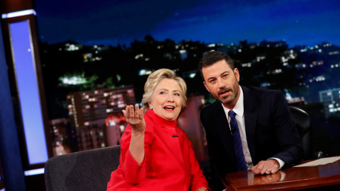 Mientras Trump estaba en Ohio, Clinton acudió al programa de Jimmy Kimmel  en Los Angeles/REUTERS