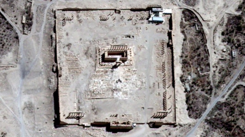 Imagen de la ONU desde satélite de la ciudad antigua de Palmira en el centro de Siria antes (arriba) y después (abajo) de la destrucción del antiguo templo de Bel por parte del Estado Islámico. REUTERS