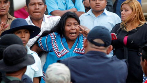 Indígenas descontentos irrumpen durante el discurso de Varela, presidente de Panamá y posteriormente lo retienen durante dos horas/EFE