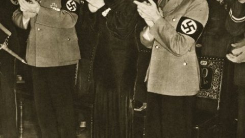 Adolf Hiler con el matrimonio Goebbels en un acto oficial.