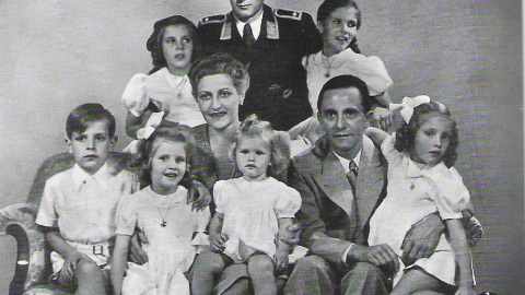 Joseph y Magda Goebbels, en una foto de famlia con sus hijos.