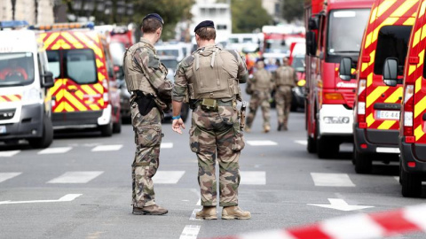 03/10/2019.- Militares franceses en el perímetro de seguridad creado tras el ataque con cuchillo en una comisaría parisina. EFE/EPA/Ian Langsdon