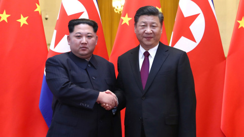 El líder norcoreano, Kim Jong Un y el presidente de China, Xi Jiping, durante la visita a Pekin. REUTERS