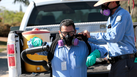 Un hombre se prepara para fumigar en San Diego zonas donde se conoce que existen colonias del mosquito Aedes albopictus, que infecta el zika, en España todavía no se ha dado presencia edl mosquito/REUTERS