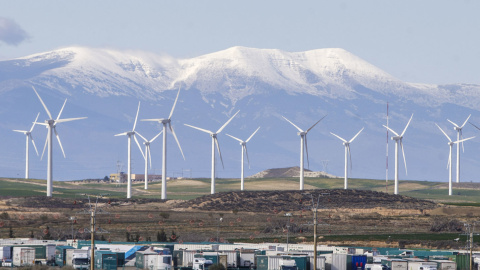 Aerogeneradores ante el Moncayo, en Zaragoza (Aragón, España), el 29 de febrero de 2024.