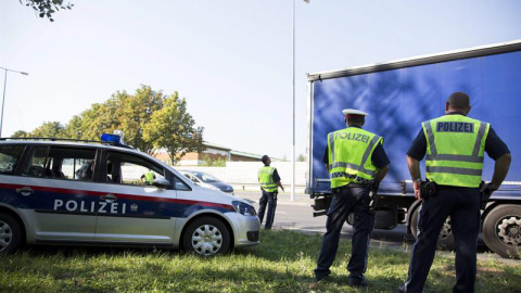 La policía registra un camión cerca de Siegenedorf, en Hungría. PETER NYIKOS (EFE)