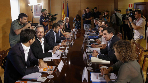 Imagen de las negociaciones para un pacto de investidura entre las delegaciones de Ciudadanos y del PP. De izda. a dcha.: Toni Roldán, Juan Carlos Girauta, Miguel Gutiérrez, José Manuel Villegas, Melisa Rodríguez y Luis Garicano de Ciudadan