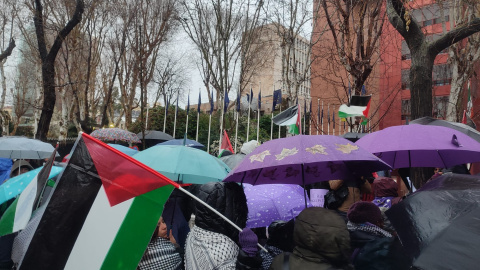 Las manifestantes se protegen con los paraguas y chubasqueros sin abandonar la protesta ante la sede en Madrid de la Comisión Europea, a 02/03/2024.