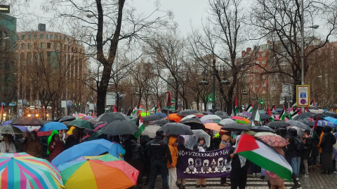 Manifestantes del movimiento feminista se concentran contra la masacre en Gaza frente a la sede de la Comisión Europea en Madrid, a 02/03/2024.