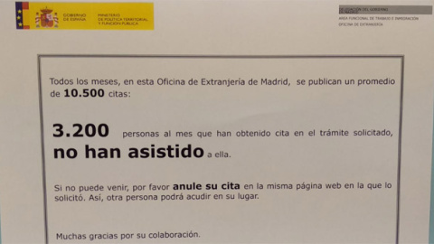 Cartel en una Oficina de Extranjería que, paradójicamente, señala las personas que no se han presentado a una cita.