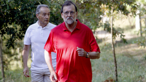 El presidente del Gobierno en funciones, Mariano Rajoy, acompañado por José Benito Suárez, marido de la presidenta del Congreso, Ana Pastor, en su recorrido por la ruta del río Umia en el municipio de Ribadumia (Pontevedra). EFE/Salvador Sa