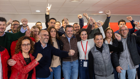 Miguel Ángel Gallardo (c), celebra su victoria en las primarias del PSOE de Extremadura, que se celebraron el sábado en Mérida.