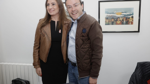 La vicesecretaria del PSOE regional, Lara Garlito da la enhorabuena a Miguel Ángel Gallardo, tras vencer las primarias a la Secretaría General del PSOE de Extremadura.