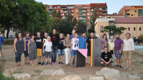 Monument pels activistes LGTB al municipi de Ripollet amb el regidor de polítiques LGTB Fran Sánchez i representants de l'Observatori Contra l'Homofòbia. Ajuntament de RIpollet