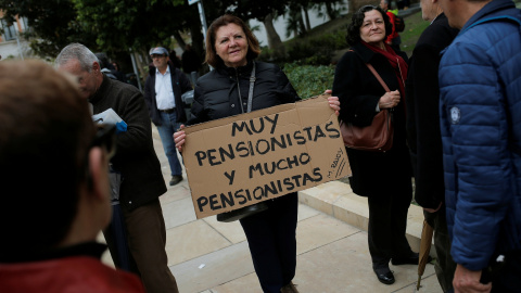 Una mujer sostiene una pancarta parociando una frase de Mariano Rajoy en una manifestación por la mejora de las pensiones, en Málaga. REUTERS/Jon Nazca