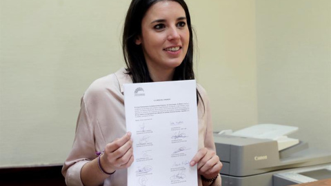 La portavoz de Unidos Podemos en el Congreso, Irene Montero, durante la presentación en el Registro del Congreso de Los Diputados de la petición de reprobación a la ministra de Sanidad Dolors Montserrat. EFE/Zipi