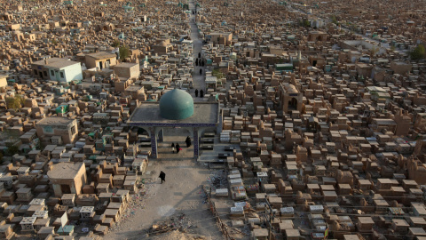 Vista panorámica del cementerio de Wadi al-Salam (que en árabe significa 'Valle de la Paz'), en  Najaf, al rur de Bagdad. REUTERS/Alaa Al-Marjani