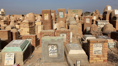 Tumbas del cementerio de Wadi al-Salam (en árabe, 'Valle de la Paz'), en Nayaf, al sur de Bagdad. REUTERS / Alaa Al-Marjani