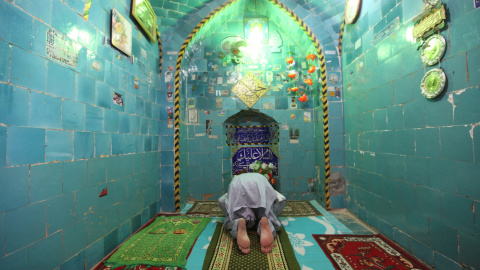 Un hombre reza en el interior del santuario del Imam Mahdi en el cementerio de Wadi al-Salam (en árabe, 'Valle de la Paz') en Nayaf, al sur de Bagdad. REUTERS / Alaa Al-Marjani