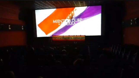 Una imagen del boicot de España 2000 a la película de Amenábar en una sala de València.